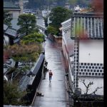 雨上がりの路地